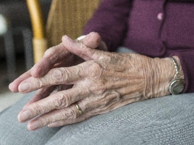 Un total de 108 residencias catalanas presentan casos activos