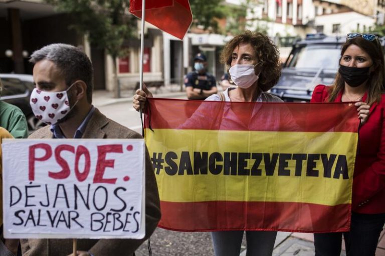 El Congreso aprueba en comisión la iniciativa para penar el acoso a mujeres que quieren abortar