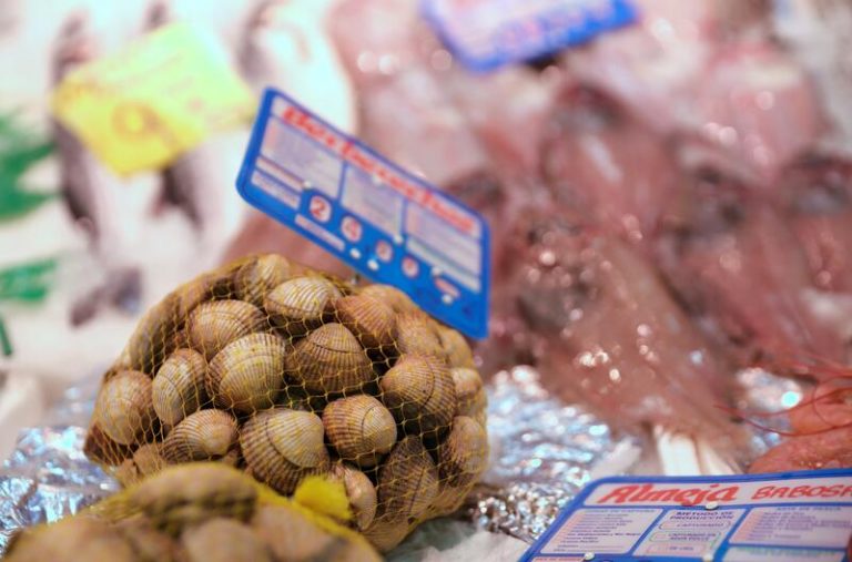 Percebes, merluza, almejas y besugo suben hasta un 77% antes de Nochebuena