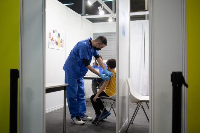 Cantabria habilita 1.000 citas más para vacunar a niños tras agotarse en un día