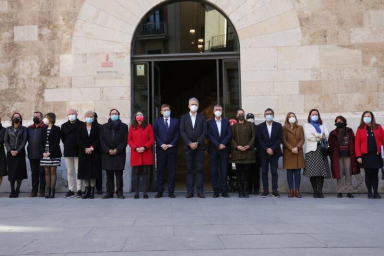 Administraciones y ciudadanos vuelven a salir a la calle para condenar el asesinato machista de Elche