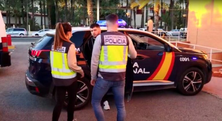 Detenido por el crimen de Elche se presentó en casa de su anterior pareja con una pistola y un subfusil