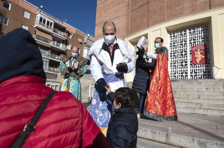 La Fundación Madrina reparte regalos a los niños de Cañada Real y de las 