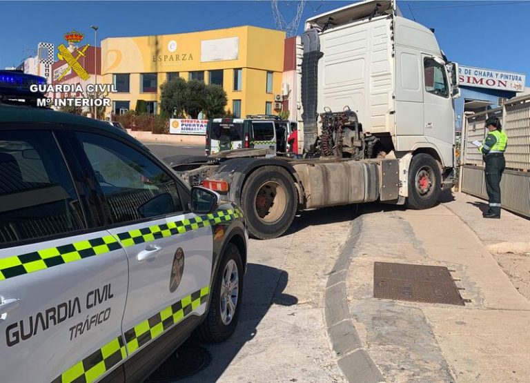 Investigan a un camionero por conducir temerariamente, con permiso retirado y bajo efectos de drogas