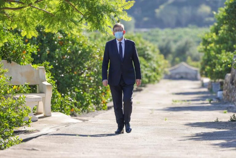 Puig cierra 2021 desde la casa de Brines en Oliva