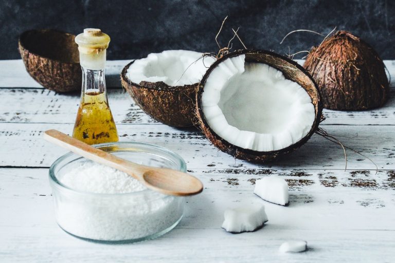 Aceite de coco: cómo prepararlo y qué beneficios tiene sobre el aceite virgen extra