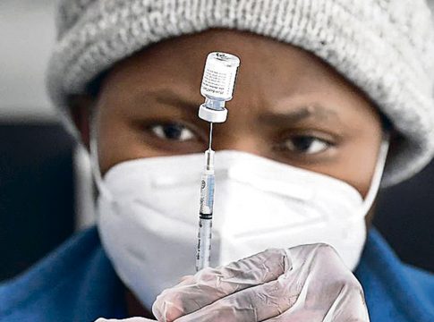 Amref Salud África pide liberación de patentes y mayor distribución de vacunas en África