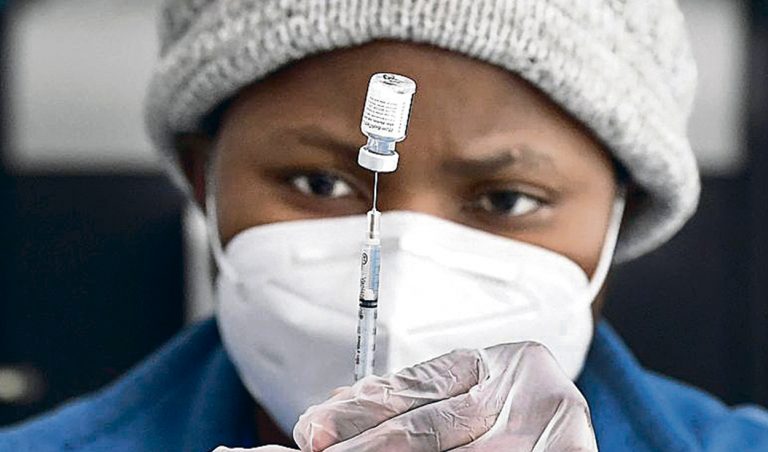 Amref Salud África pide liberación de patentes y mayor distribución de vacunas en África