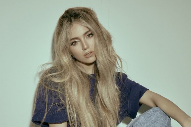 Ana Mena en 'Navidad contigo', su nuevo vídeo