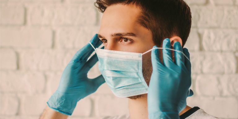 Expertos afirman que aún no es el momento de retirar las mascarillas en el ámbito sanitario
