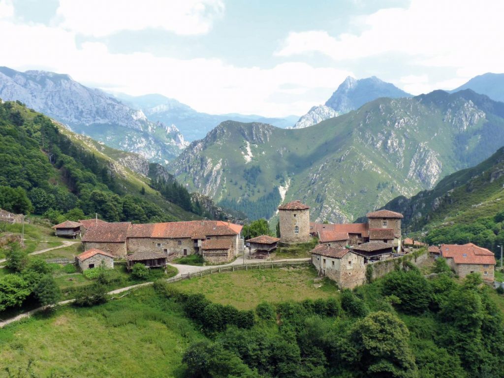 Pueblo de Bandujo en Asturias, España