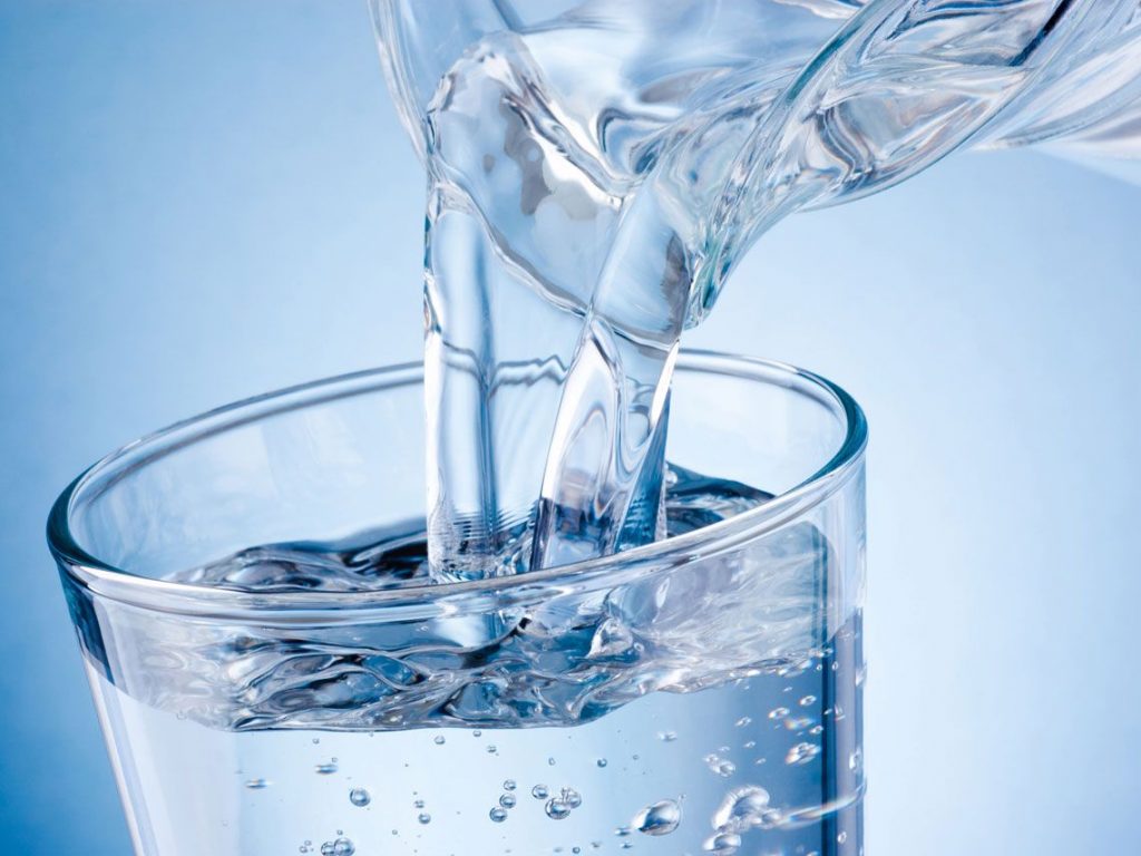 ¿En pocas beber agua es una opción y no una obligación?