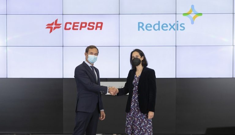 Cepsa y Redexis ponen en marcha la primera red global de energía fotovoltaica en estaciones de servicio de Europa