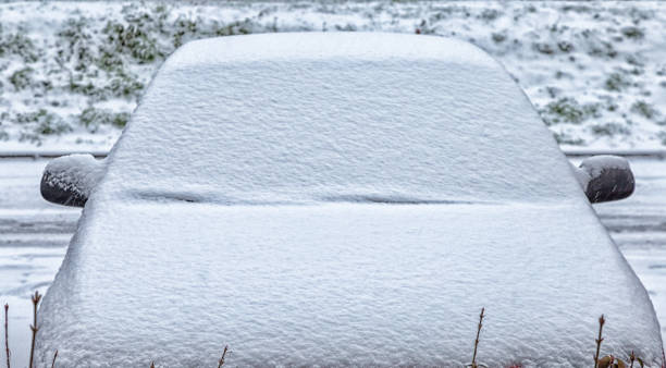 Esto es lo que nunca debes hacer para descongelar la luna del coche