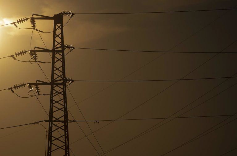 El precio de la luz se desploma este miércoles un 48,7%, hasta los 108,73 euros/MWh