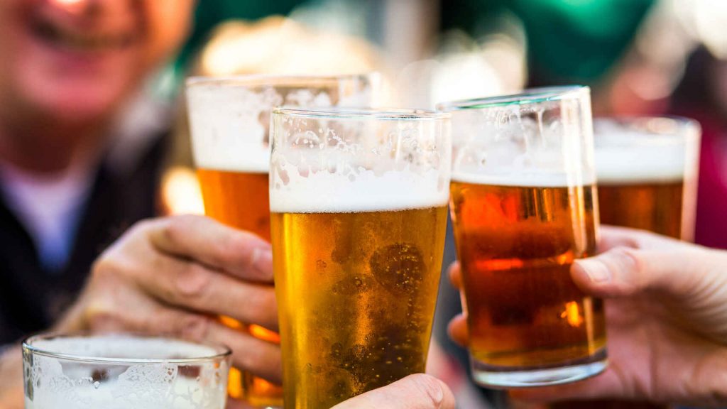El síntoma de cáncer que detectas con un sorbo de cerveza