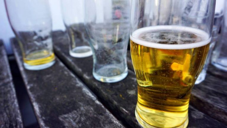 El síntoma de cáncer que detectas con un sorbo de cerveza