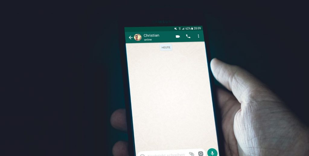 El truco para escuchar los audios de WhatsApp antes de enviarlos