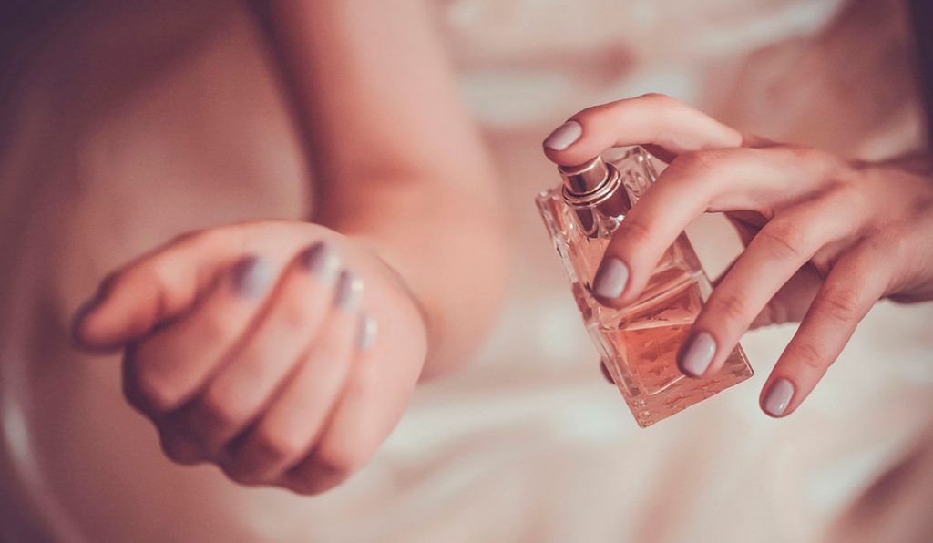 ¿De dónde proviene la palabra perfume y cuando se usó por primera vez en la lengua catalana? 