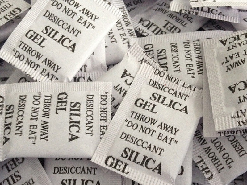Este es el motivo por el que no deberías tirar las bolsitas de silicona