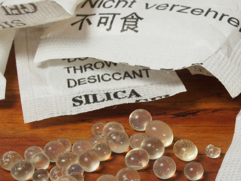Este es el motivo por el que no deberías tirar las bolsitas de silicona