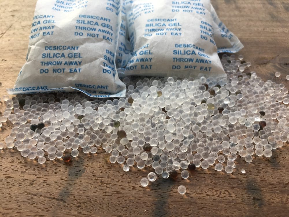 Este es el motivo por el que no deberías tirar las bolsitas de silicona