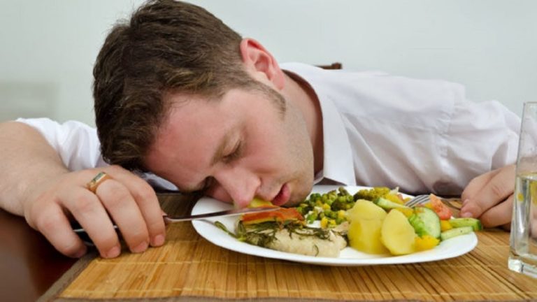 Este es el motivo por el que te da sueño después de comer