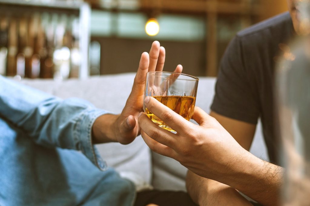 Esta bebida alcohólica incrementa las probabilidades de sufrir cáncer 116 Desventajas de consumir cerveza