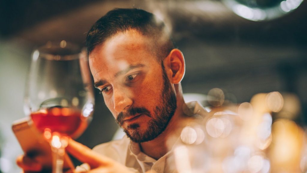 Esto es lo que le pasa a tu piel si te pasas con el alcohol