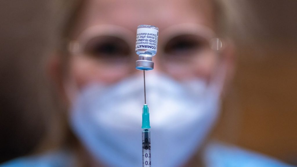 Esto es lo que pasa si la tercera dosis te cambian de vacuna