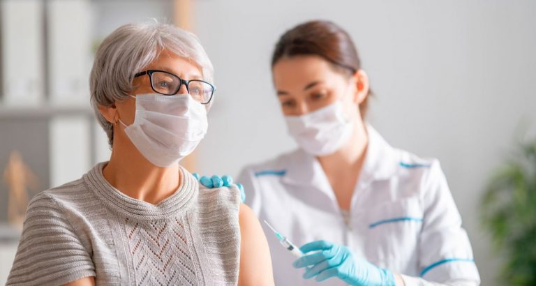 Esto es lo que pasa si en la tercera dosis te cambian de vacuna