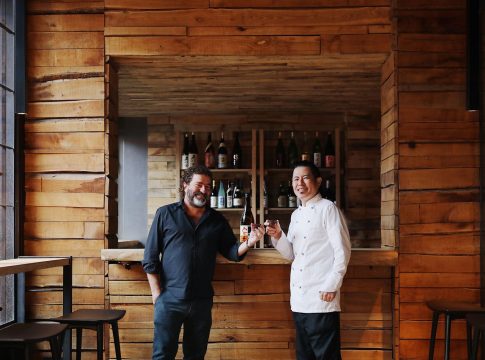 Hideki e Iñaki en la barra de sakes