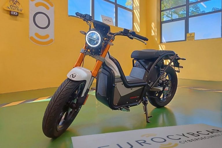 La moto de Nuuk Mobilty se convierte en vehículo ciberseguro al superar los test de Eurocybcar