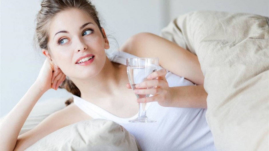 Por qué deberías beber agua nada más al levantarte