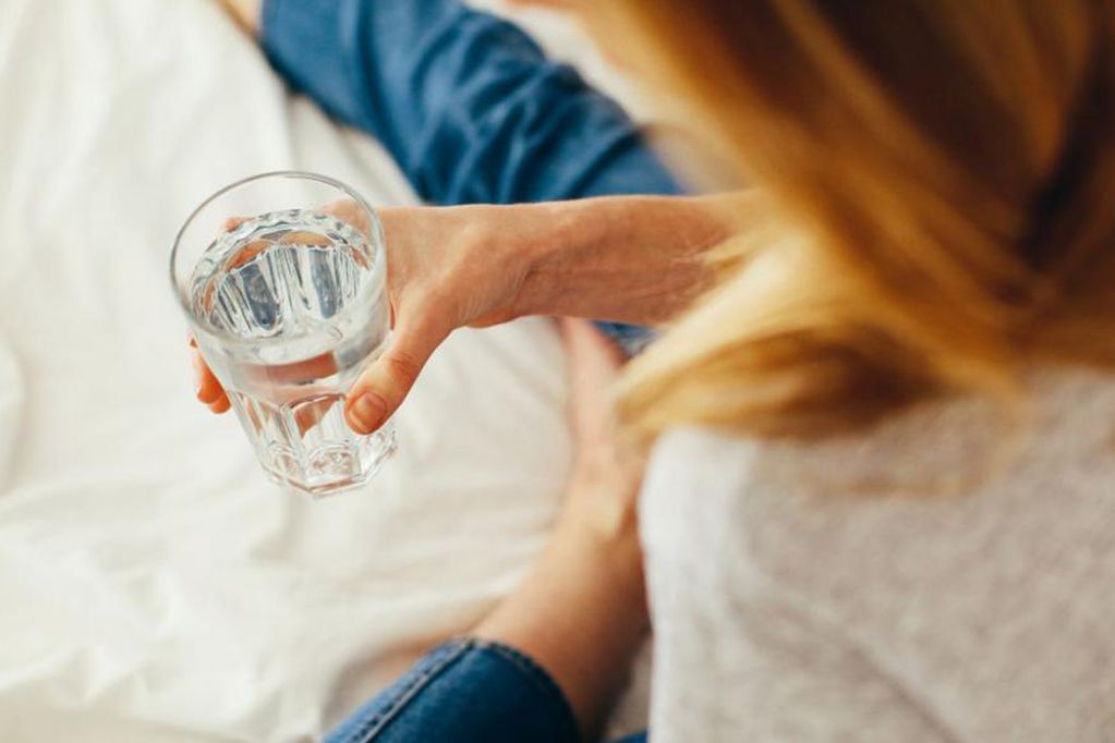Por qué deberías beber agua nada más al levantarte