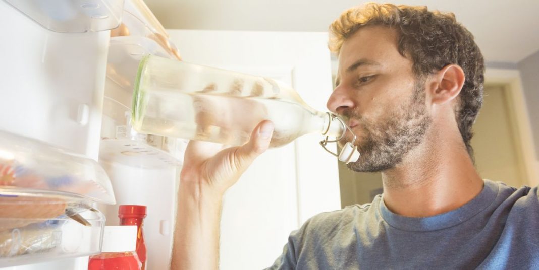 Por qué deberías beber agua nada más al levantarte