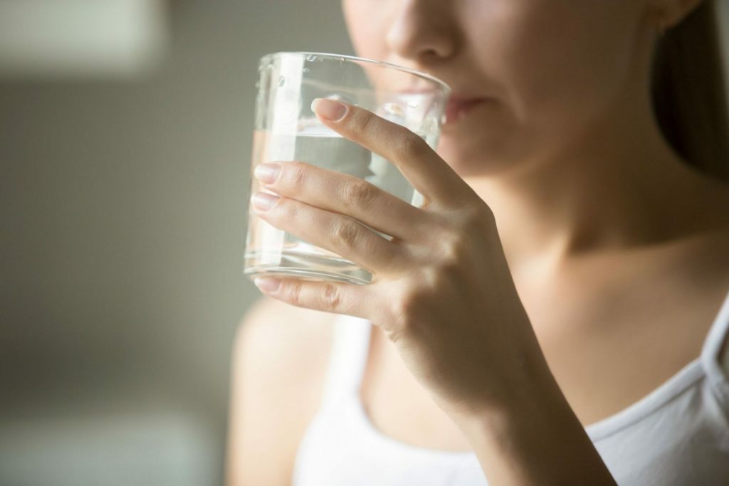 Beneficios de beber agua por la mañana durante la dieta