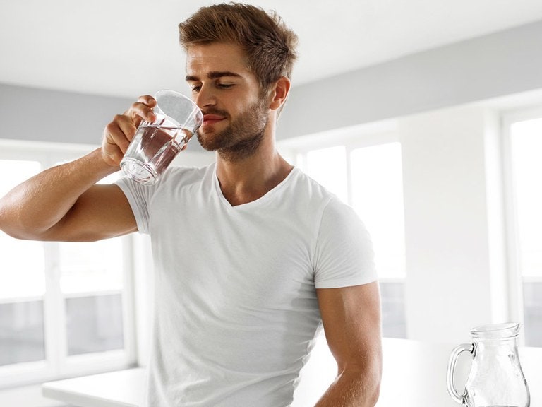 Por qué deberías beber agua nada más al levantarte