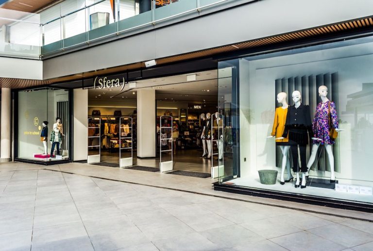 Este bolso de Sfera es más moderno que los de Desigual y vale la mitad