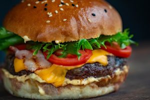 La receta de smash burger casera doble con salsa secreta que sale crujiente y jugosa