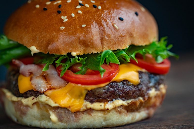 La receta de smash burger casera doble con salsa secreta que sale crujiente y jugosa