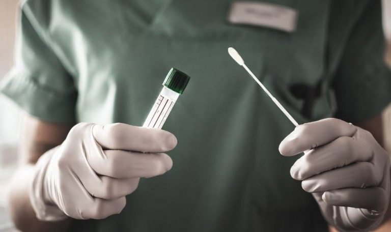 Cómo hacerse paso a paso el test de antígenos en casa