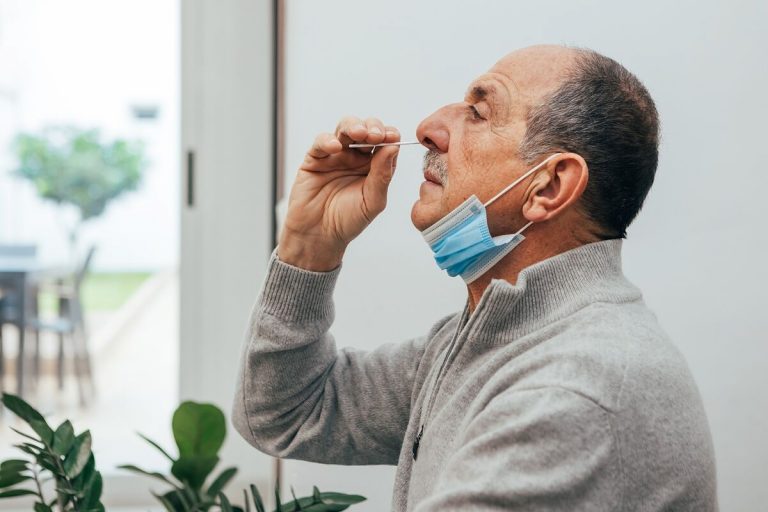 La venta de test de antígenos se disparó tras establecer su precio máximo, con 9 millones