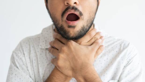 Qué hacer ante un atragantamiento 2 Maniobra de Heimlich en otra persona con atragantamiento