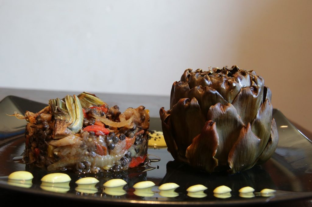 Una de las ventajas de comer las alcachofas de bote, es que te puedes saltar la cocción de las mismas y ahorrarte en realidad un tiempo. Para esta receta necesitas: 16 corazones de alcachofas en conserva, 200 gramos de jamón serrano, 1 cucharada de harina y aceite de oliva virgen extra.