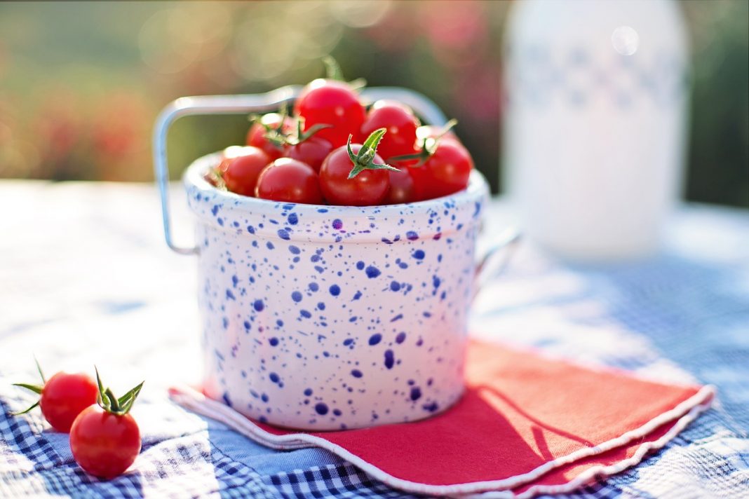 Así se hacen unos tomates cherry asados en el microondas