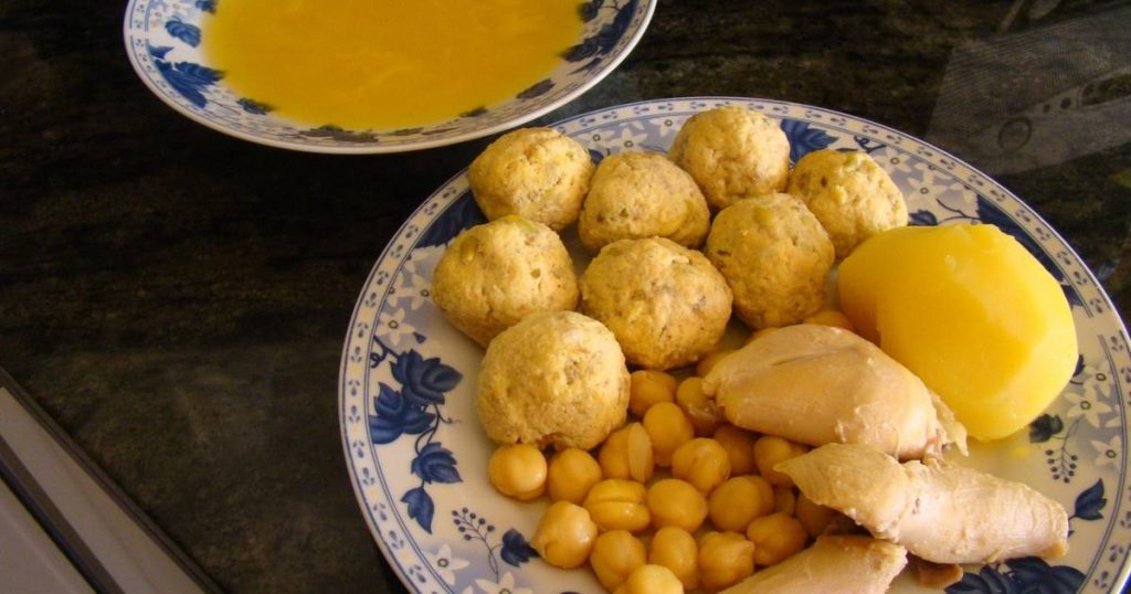 Platos de cocidos con pava y pelotas