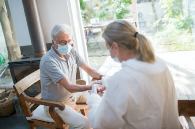 Cómo debe ser la atención a un anciano en su casa