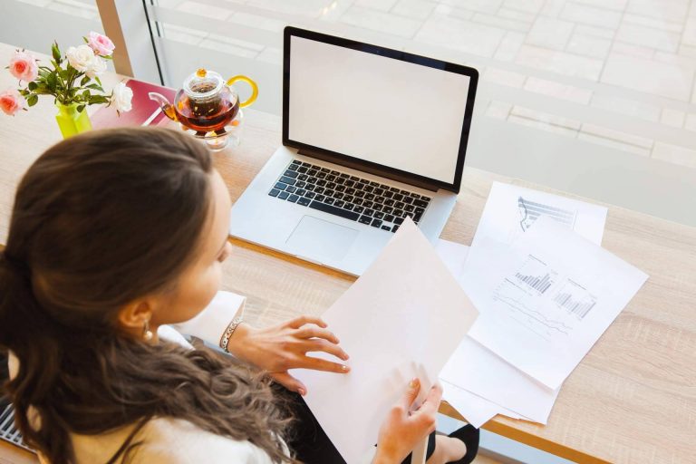 Consultar bolsas de trabajo y oposiciones para docentes en toda España, gracias a AFOE