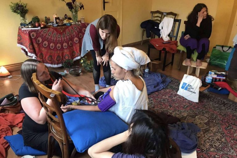 Mayéutica y el nacimiento sagrado. ¿Por qué resulta necesario que hayan más parteras?